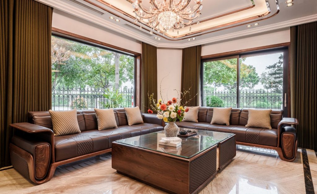 Thiết kế phòng khách hiện đại với tầm nhìn Panorama thoáng đãng ra sân vườn.